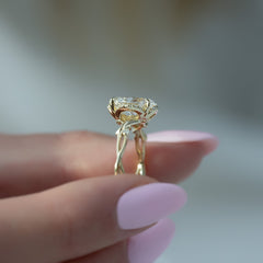 Aurora Halo 1.50 Carat VVS1 Lab‑Grown Oval Halo Engagement Ring in 18K Yellow Gold Side View