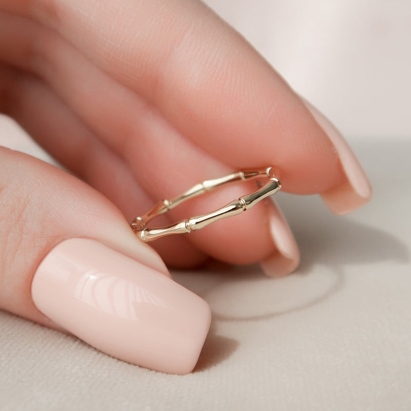 Bamboo Grove VVS1 Vintage Wedding Ring in 18K Yellow Gold Closeup Finger View