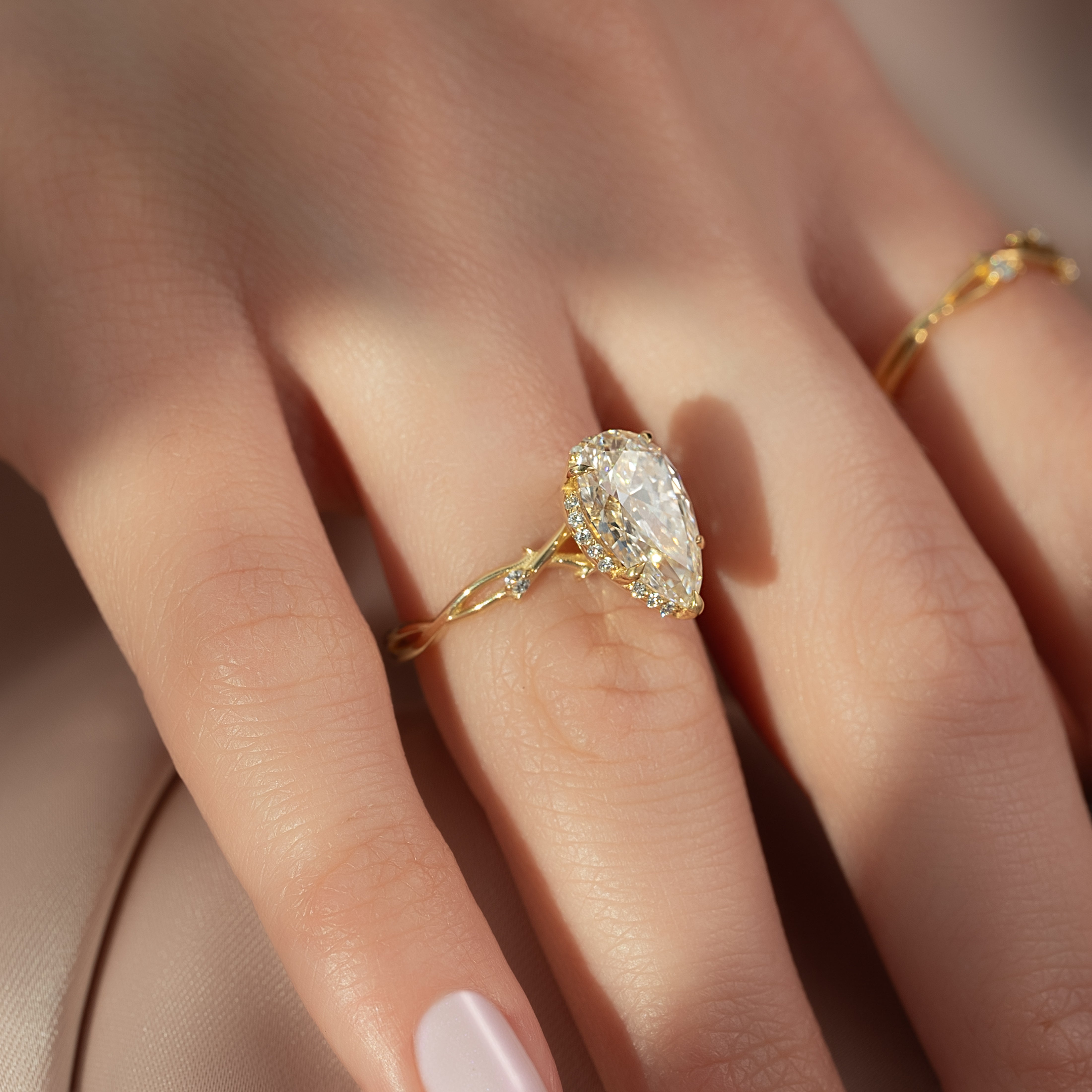 Divine Gleam 2 Carat VVS1 Lab‑Grown Pear Halo Engagement Ring in 18K Yellow Gold Hand Side View 