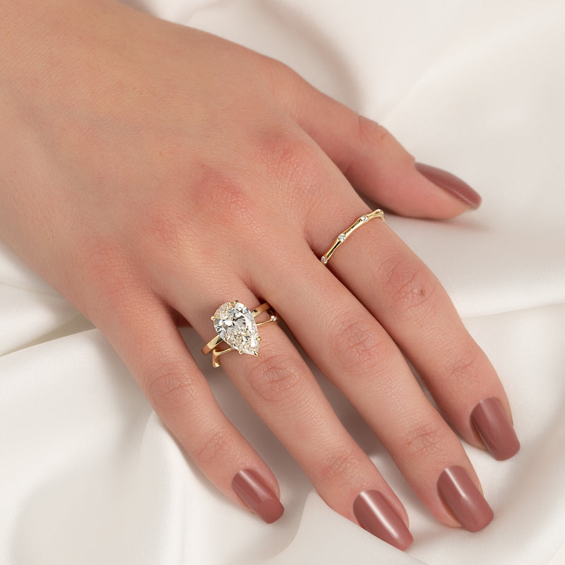 Enchanted Thicket VVS1 Lab-Grown Vintage Wedding Ring in 18K Yellow Gold Closeup Hand View