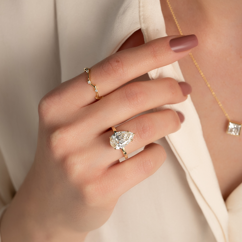 Enchanted Thicket VVS1 Lab-Grown Vintage Wedding Ring in 18K Yellow Gold Hand View